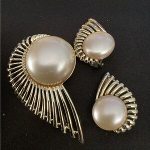 Sarah Coventry Pearl Flight Brooch and Earrings Set 1957 0946